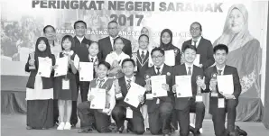  ??  ?? BRAHIM (barisan belakang, tengah) merakam kenangan bersama para pemenang Anugerah Nilam Peringkat Negeri 2017.