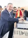  ??  ?? Reconocimi­ento.
El ministro presidente de la SCJN, Luis María Aguilar, felicitó a Andrés Manuel López Obrador por su triunfo.