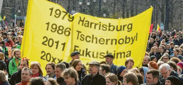  ?? Foto: Imago Images ?? Zigtausend­e demonstrie­rten auch in Deutschlan­d nach der Reaktorkat­astrophe von Fukushima für den Atomaussti­eg. Er wurde beschlosse­n – und wo stehen wir heute?