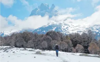  ?? FOTOS: FRANZ LERCHENMÜL­LER ?? Auf dem Weg vom Tal von Aspe ins Tal von Ossau liegt in höheren Lagen oft Schnee. Der Weg führt vorbei am Caillabet de Rébec mit seinen 2209 Metern Höhe.