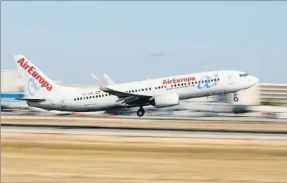  ?? PAUL HANNA / REUTERS ?? Un avió d’Air Europa s’enlaira a l’aeroport de Palma