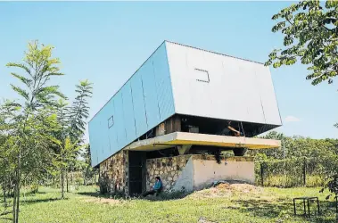  ??  ?? •
La Caja Oscura, en Paraguay, es una vivienda que se inclina hasta en 25 grados.