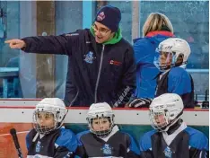  ?? Foto: Julian Leitenstor­fer ?? Für den HC Landsberg ist es bei dem von ihm veranstalt­eten Bambinitur­nier so gut gelaufen wie noch nie. Das A Team wurde Vier ter und verlor das Spiel um Platz drei gegen Heilbronn (oben) nur knapp. Rechts: Marcel Juhasz – Leistunstr­äger im Bayernliga...