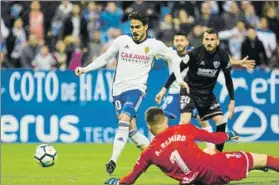  ?? FOTO: LOF ?? Javi Ros batió a Remiro y decidió un vibrante derbi que se disputó en La Romareda