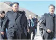  ?? FOTO: DPA ?? Moon Jae-in, Präsident von Südkorea (re.), und Kim Jong-un, Machthaber aus Nordkorea, auf dem Gipfel des Vulkans Paektu.