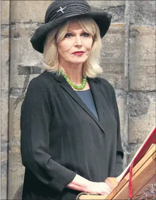  ??  ?? Ab Fab star Joanna Lumley reads a poem about Sir Terry to the congregati­on