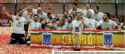  ??  ?? FESTA. Plantel leonino foi a Lleida fazer celebrar mais uma conquista