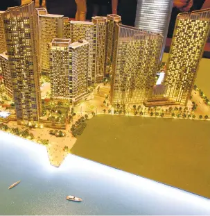  ?? SUNSTAR FILE ?? CUT TO SIZE. The scale model of Mandani Bay in Mandaue City is presented to guests at the project’s launch in 2016.