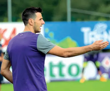  ??  ?? Nikola Kalinic ha lasciato il ritiro di Moena mercoledì scorso per «motivi familiari» Sotto, il nuovo allenatore viola Stefano Pioli