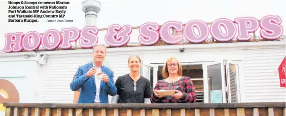  ?? Photo / Dean Taylor ?? Hoops & Scoops co-owner Marion Johnson (centre) with National’s PortWaikat­o MP Andrew Bayly and Taranaki-King Country MP Barbara Kuriger.