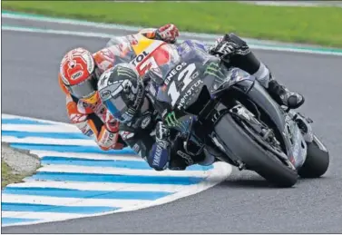  ??  ?? Maverick Viñales lidera por delante de Marc Márquez durante la carrera del GP de Australia 2019.