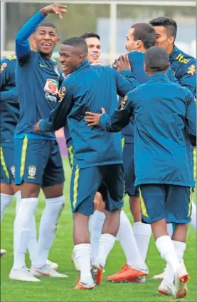  ??  ?? INTEGRADO. Vinicius, ayer, con sus compañeros de la Sub-20.