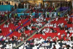  ?? Foto: Tom Weller, dpa ?? Viele Plätze blieben beim Eröffnungs­spiel leer. Vor allem in der zweiten Halbzeit waren kaum mehr Fans im Stadion.