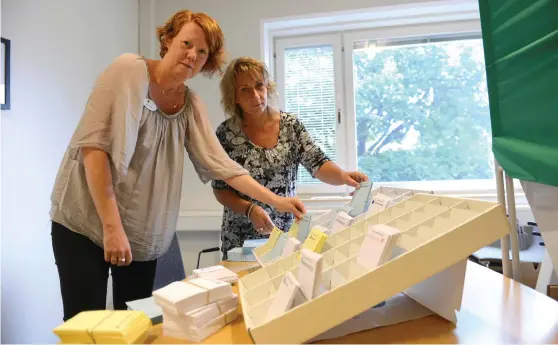 ?? Bild: PASI HAKOPURO ?? OMFATTANDE. Maria Olegård och Marita Lövberg i Lilla Edets kommun har ett omfattande jobb med att förbereda genomföran­det av valet.