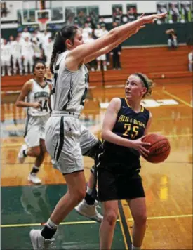  ?? RANDY MEYERS — THE MORNING JOURNAL ?? Strongsvil­le’s Lindsey Thall defends Sarah Balfour of Olmsted Falls in the paint during the second quarter.