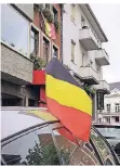  ??  ?? Viele Autos und Häuser in Eupen sind mit Belgien-Fahnen geschmückt.