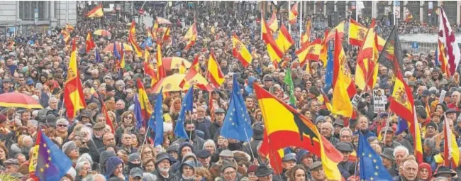  ?? // GUILLERMO NAVARRO ?? Los manifestan­tes de Cibeles pidieron ayer de nuevo, en Madrid, la «dimisión» de Pedro Sánchez