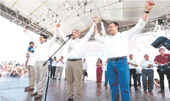  ?? JESÚS QUINTANAR ?? Germán Martínez (derecha), quien era del grupo cercano de Felipe Calderón, apareció por primera vez en un mitin con el tabasqueño.