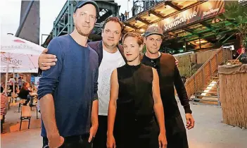  ?? FOTO: THOMAS BERNS ?? Donnerstag­abend beim Sommerkino im Landschaft­spark Nord (von links): Regisseur Arne Feldhusen, Charly Hübner, Annika Meier und Marc Hosemann.