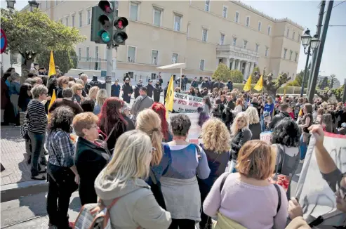  ??  ?? Παλαιότερη συγκέντρωσ­η διαμαρτυρί­ας συμβασιούχ­ων έξω από τη Βουλή για παράταση των συμβάσεων και καταβολή των δεδουλευμέ­νων.