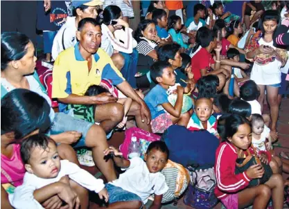  ?? (AP FOTO) ?? SEEKING REFUGE. Residents take shelter at the lobby of the City Hall in Tandag, Surigao del Sur, following a 7.6 magnitude earthquake that struck eastern and southern Philippine­s last Friday. The quake set off car alarms, shook items off shelves and...