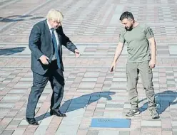  ?? Andrew Krav  en     A ?? Zelenski mostra a Johnson una placa amb el seu nom a Kíiv