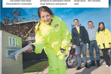  ?? Picture: ALISON WYND ?? NEW SERVICE: Curlewis estate postie Linda Williams starts deliveries, watched by MP Richard Marles, Bellarine delivery manager Russell Hyland and parcel postie Karen Matthews.