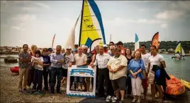  ?? (Photo L.B.) ?? Tous les acteurs de cette journée réunis au bord de la mer.