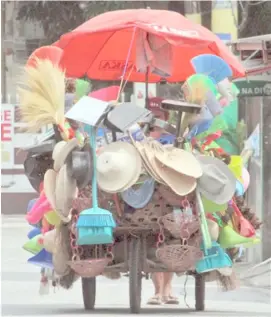  ?? EMERITO ANTONIO/ POND NEWS ASIA ?? AMBULANT vendors took advantage of government lockdowns as most of them peddled their wares by using improvised carts while roaming the streets.