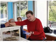  ??  ?? Le bureau de vote du Vaudeville a connu un pic d’affluence importante entre 11 h et 12 h.