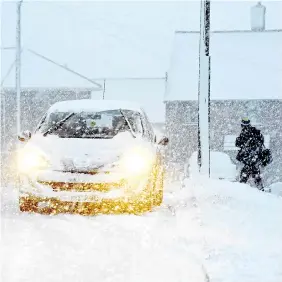  ??  ?? Motorists struggle through the blizzard in Tow Law, County Durham