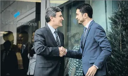  ?? ANA JIMÉNEZ ?? El secretario de Estado Pedro Saura y el conseller Damià Calvet se saludan antes del inicio de la reunión