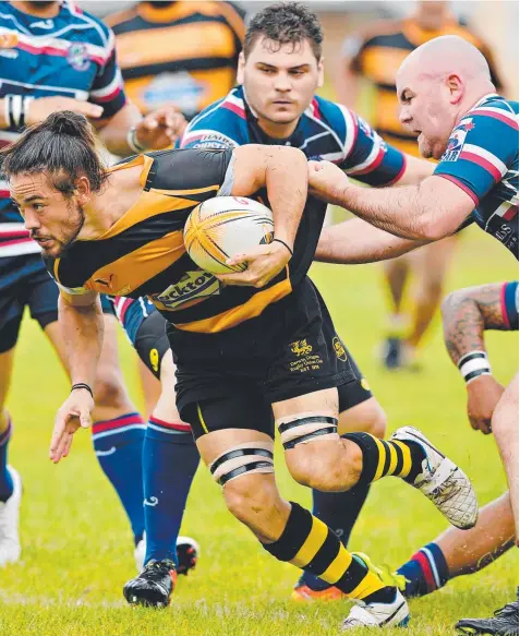  ?? Picture: MICHAEL FRANCHI ?? Tim O’Neill on the attack for the Darwin Dragons as he attempts to elude the Palmerston defence during the Darwin-based NTRU preseason competitio­n at Rugby Park yesterday