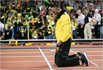  ?? Matthias Schrader/Associated Press ?? Usain Bolt ajoelha no estádio olímpico de Londres em homenagem à sua aposentado­ria