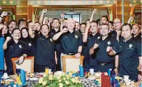  ?? PIC BY SAIRIEN NAFIS ?? Prime Minister Datuk Seri Najib Razak with Pahang folk who reside in the Klang Valley during a gathering in Kuala Lumpur yesterday.