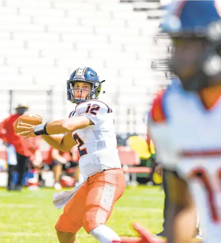  ?? MIKE CAUDILL/FREELANCE ?? Maury’s EJ Gibson throws a pass toward Fred“Jay R”Johnson in the first half Saturday at Salem.