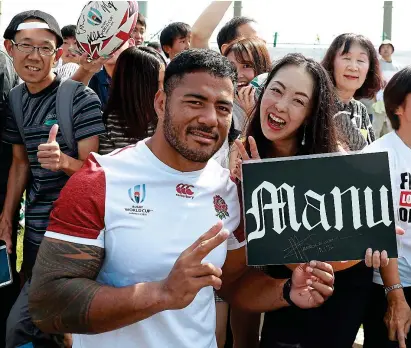  ?? GETTY IMAGES ?? Big-name player: Manu Tuilagi mixes with local fans after yesterday’s training session