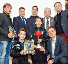  ??  ?? Futura Pokal für die JFG Aschberg (von links): Walter Ansbacher, Landrat Leo Schrell, Fabian Miller, Bernd Eisenbart, Marcel Wiedemann, BLSV Kreisvorsi­tzender Alfons Strasser, Andreas Hitzler und Max Schuster.