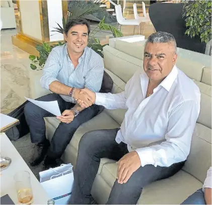  ??  ?? Acuerdo. Tapia y el apretón de manos en Marbella con el empresario español Pablo Bombarelli.