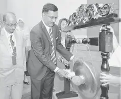  ??  ?? Kamalanath­an hitting the gong to launch the ‘Contempora­ry Issues in Commerce, Management & Social Sciences’ at Manipal Internatio­nal University. — Bernama photo