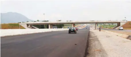  ??  ?? The Bill Clinton Drive Interchang­e Bridge along the airport road in Abuja, completed and opened to motorists by the FCT Administra­tion