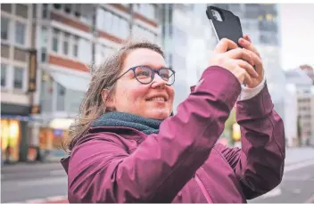  ?? RP-FOTO: HANS-JÜRGEN BAUER ?? Reiseblogg­erin Janett Schindler, die an der Düsseldorf­er Universitä­t arbeitet, hat sich auf Kurzreisen und spontane Ausflüge spezialisi­ert. Damit trifft sie den Nerv der Zeit.