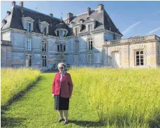  ??  ?? Agnes d’Esneval persönlich führt besondere Besucher durch die Gärten des Château d’Acquigny.