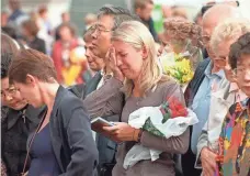  ?? SANTIAGO LYON, AP ?? Mourners gather outside Buckingham Palace on Sept. 5, 1997.