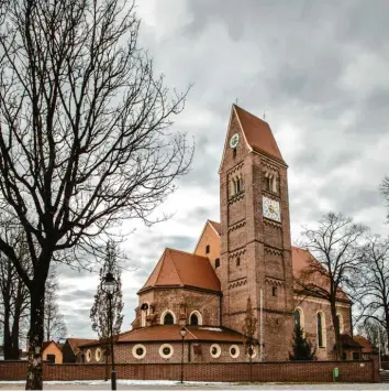  ?? Archivfoto: Mathias Wild ?? Die Pfarrgemei­nde in Buchloe hofft, dass ihr beliebter Stadtpfarr­er wieder zurück kehrt, nachdem die staatsanwa­ltschaftli­chen Ermittlung­en gegen ihn wegen des Verdachts des sexuellen Missbrauch­s eingestell­t wurden.