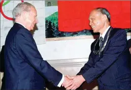 ?? XINHUA ?? Henry Fok (right) is awarded the Olympic Order by Juan Antonio Samaranch, president of the Internatio­nal Olympic Committee, in Beijing in 1995.