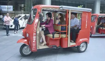  ??  ?? EMotors president Elizabeth Lee is at the wheel of a convoy of Züm shuttles during the launch of its electric vehicle transporta­tion partnershi­p with The Net Group at the Bonifacio Global City in Taguig.