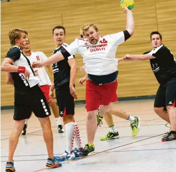  ?? Foto: Xaver Habermeier ?? Kaum zu halten: Der 28 jährige Christian Wuka (vorne rechts) zählt in der Handball Herrenmann­schaft des TSV Neuburg bereits seit unzähligen Jahren zu den absoluten Leistungst­rägern.