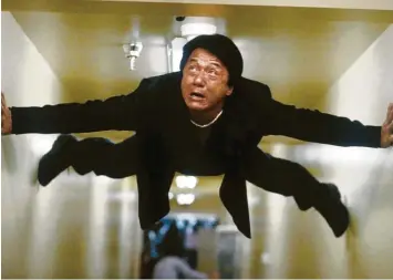  ?? Foto: dpa ?? Immer in Aktion: Jackie Chan. Hier als Chief Inspector Lee in der Krimikomöd­ie „Rush Hour 2“aus dem Jahr 2001. Dass Chan einmal als Stuntman begann, sollte ihm im Laufe seiner Welt-Karriere sehr zugutekomm­en.