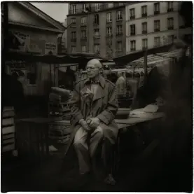  ??  ?? BOTTOM RIGHT: Willy Ronis in his favourite fruit and vegetable market, Paris, 1987.
